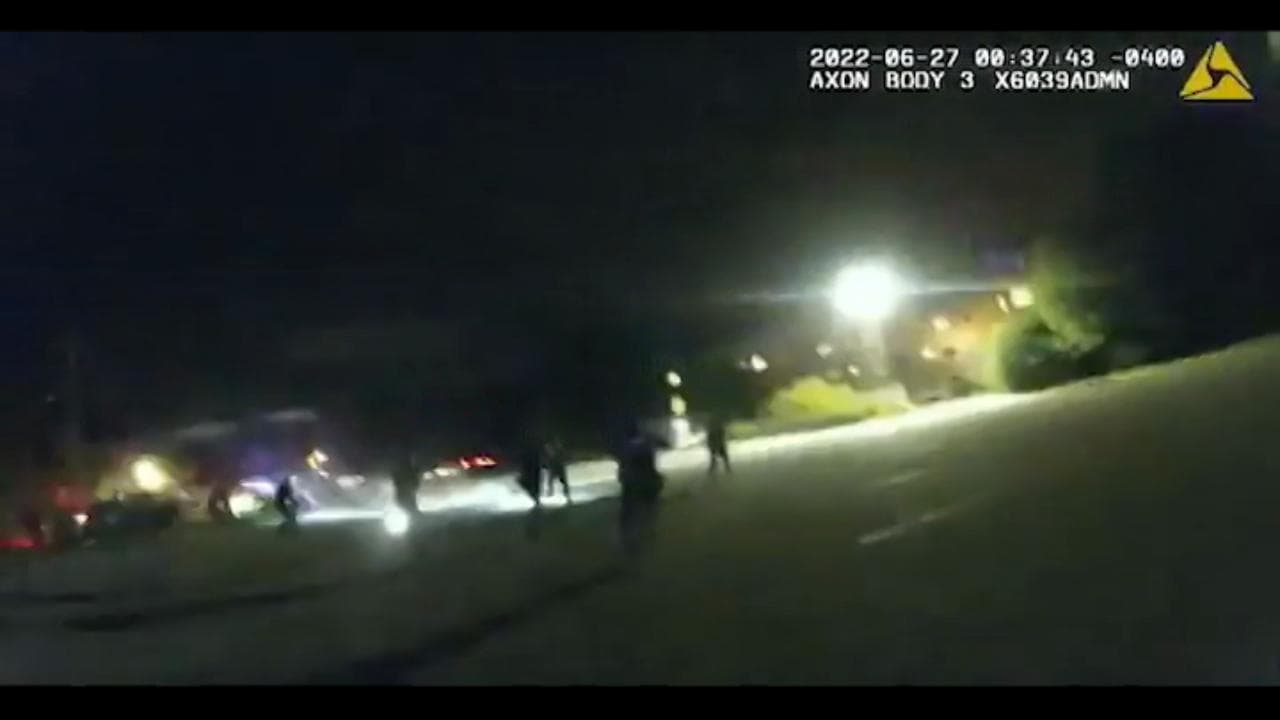 Jayland Walker ucciso dagli agenti, raggiunto da 60 colpi: il video diffuso dalla polizia