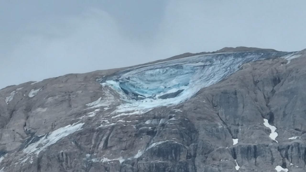 Tragedia sulla Marmolada, crolla seracco di ghiaccio: il punto del distacco visto dal drone