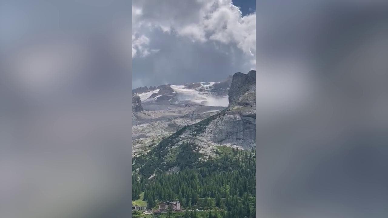 Marmolada, mentre gira un video il biker si accorge del crollo dal ghiacciaio: "È terribile"