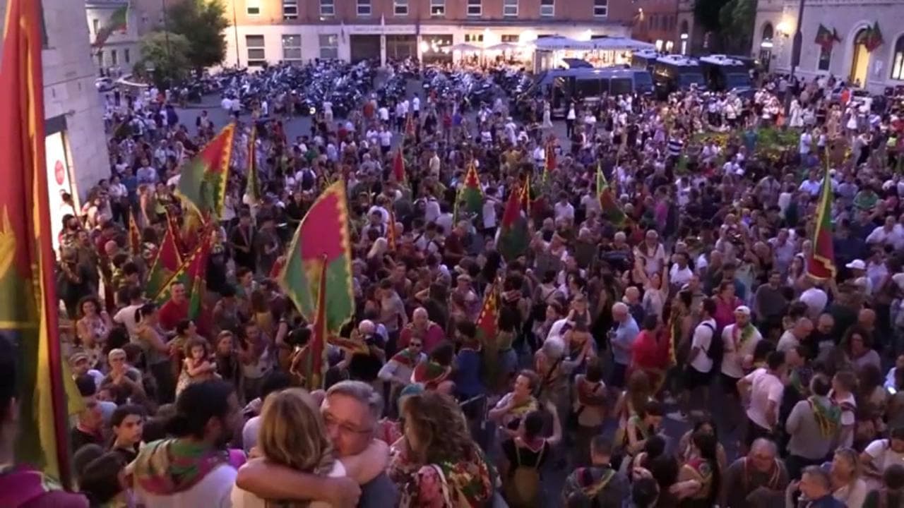 La grande festa per il Palio di Siena che riparte: migliaia in piazza per la vittoria del Drago