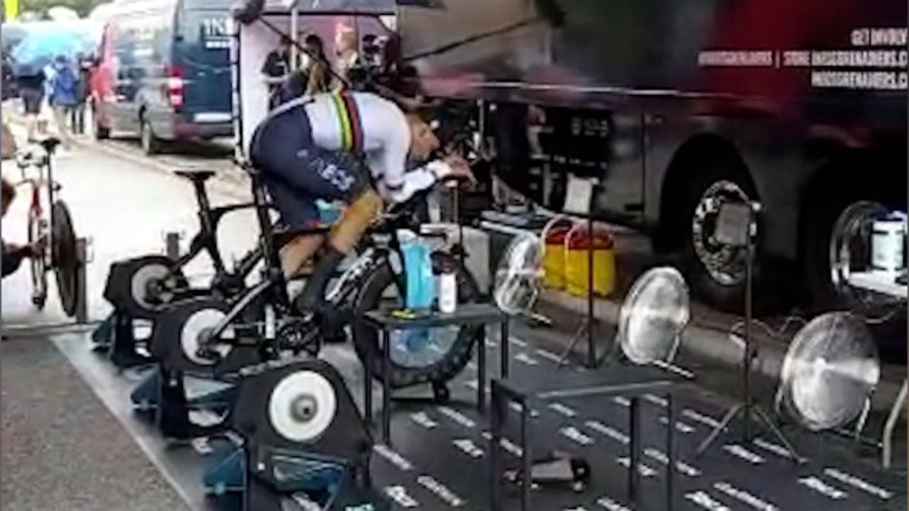 Ciclismo, Tour de France: il riscaldamento di Filippo Ganna prima della cronometro di Copenaghen