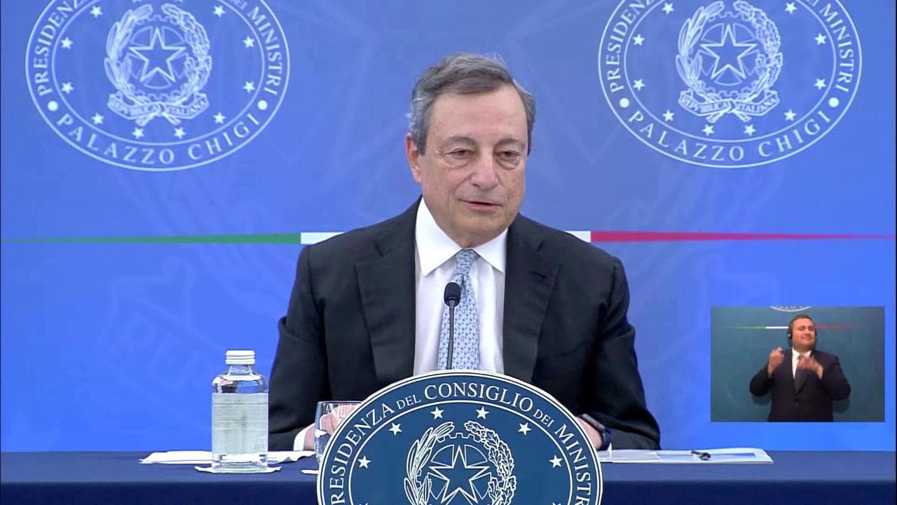 Draghi: "Il governo non c'è senza M5S e non rischia"