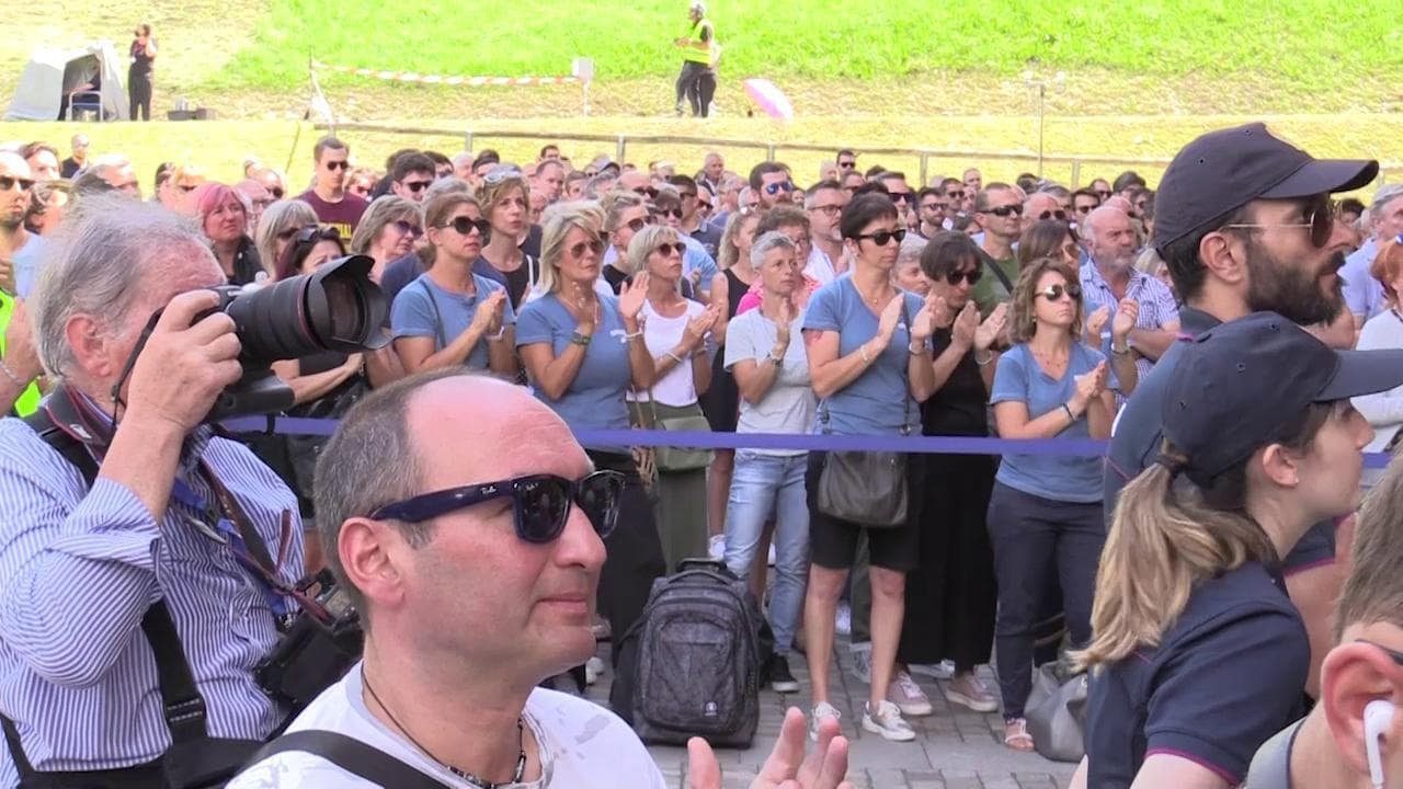 Del Vecchio, nelle lacrime dei suoi dipendenti la storia di un'impresa italiana: "Era uno di noi"
