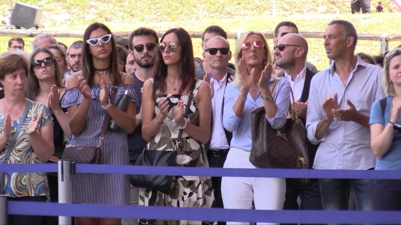 Il saluto degli operai Luxottica a Del Vecchio: un lungo applauso accompagna l'uscita del feretro