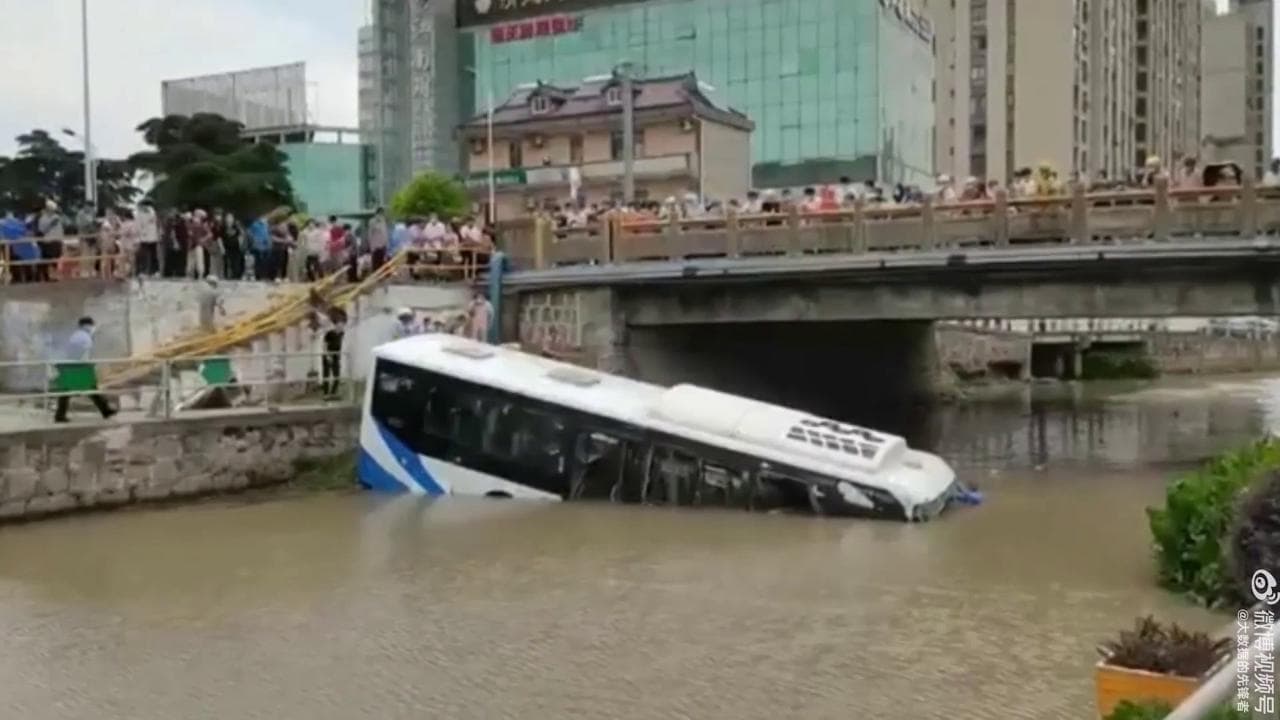 Il conducente ha un infarto, l'autobus precipita nel fiume a Shangai