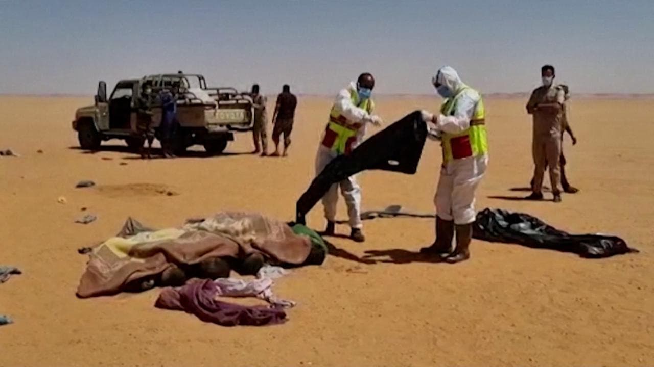 Venti migranti si perdono nel deserto libico: il ritrovamento dei corpi sdraiati attorno al pick-up