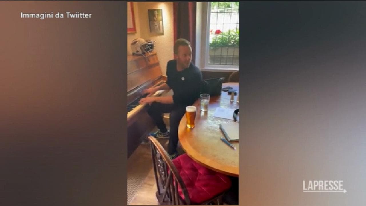 Coppia di fidanzati incontra Chris Martin in un pub: il cantante dei Coldplay si siede al piano e suona per loro