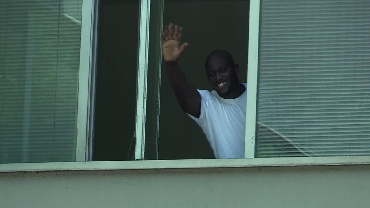 Inter, Lukaku torna a Milano: i tifosi lo chiamano e lui si affaccia a salutarli