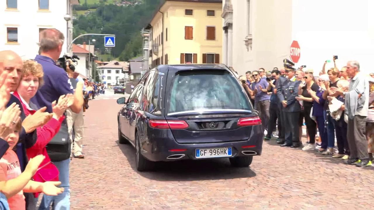 Leonardo Del Vecchio, l'arrivo del feretro alla camera ardente