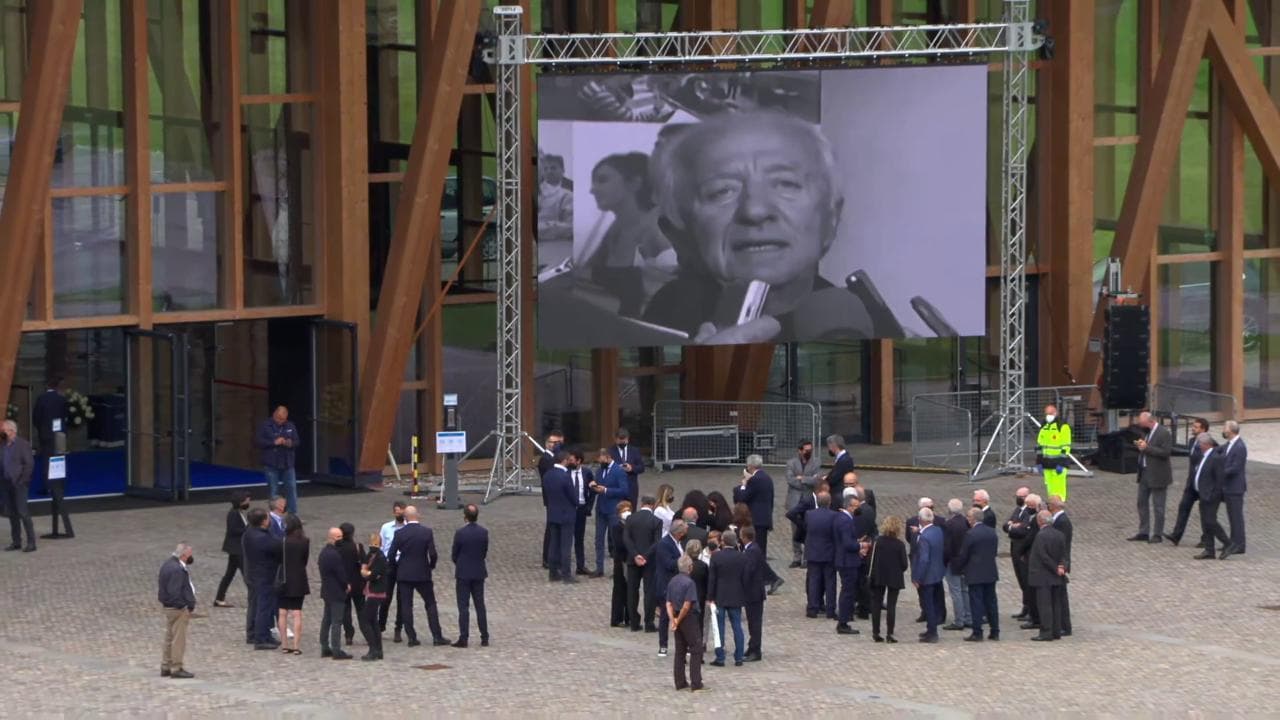 Leonardo Del Vecchio, una folla silenziosa alla camera ardente