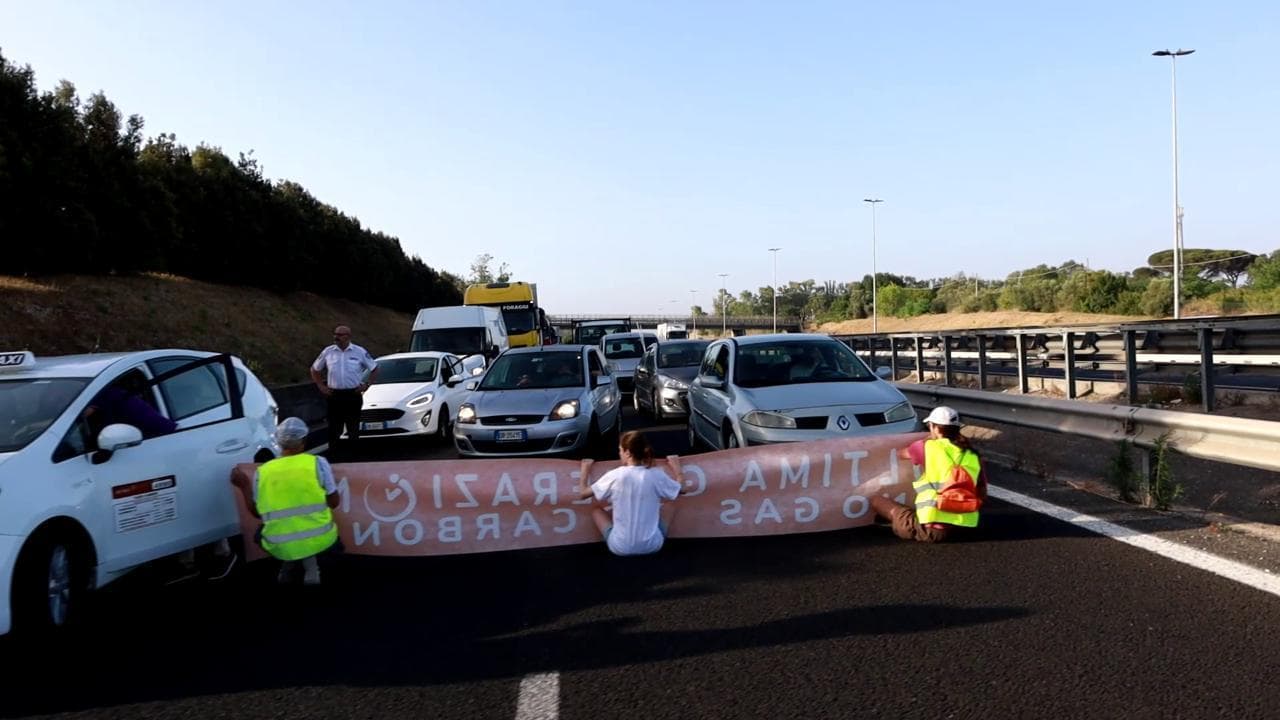 Roma, gli ambientalisti bloccano di nuovo il Gra, i cittadini li spostano: "Ma continueremo a farlo"