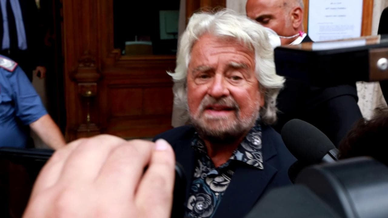 M5s, Grillo se la prende con i giornalisti: "Siete esaltati, avete fumato?"
