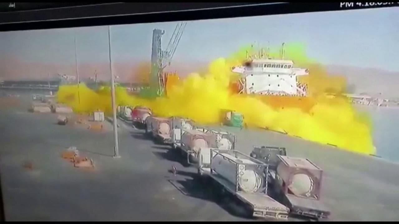 Giordania, cede la fune e un serbatoio di cloro cade sulla nave: la nuvola tossica si sprigiona
