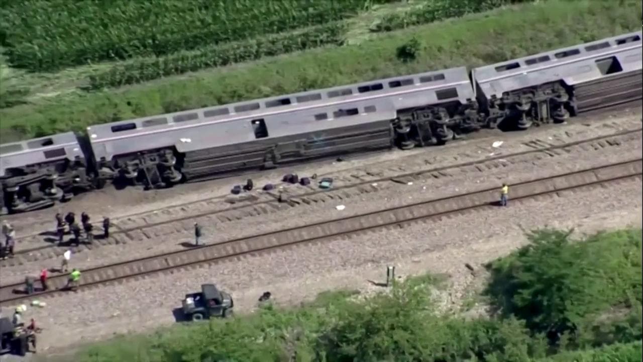 Missouri, un treno urta un camion al passaggio a livello e deraglia. Tre morti e decine di feriti
