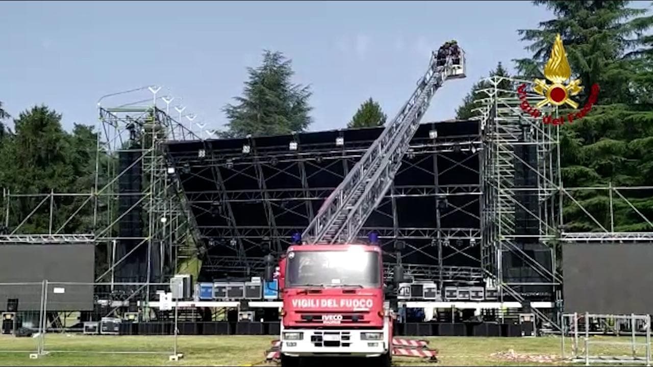 Crolla il palco di Elisa, due feriti