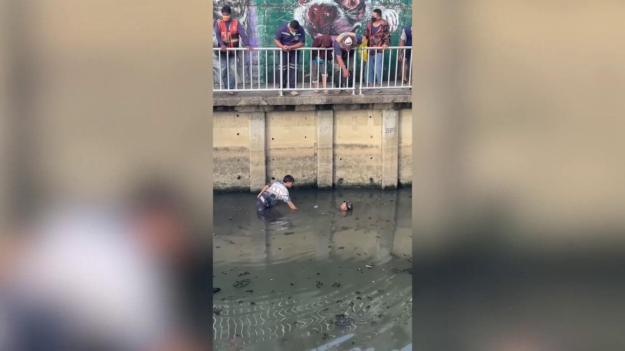 Thailandia, paura per un corpo galleggiante sul canale: ma è solo un uomo che sta meditando