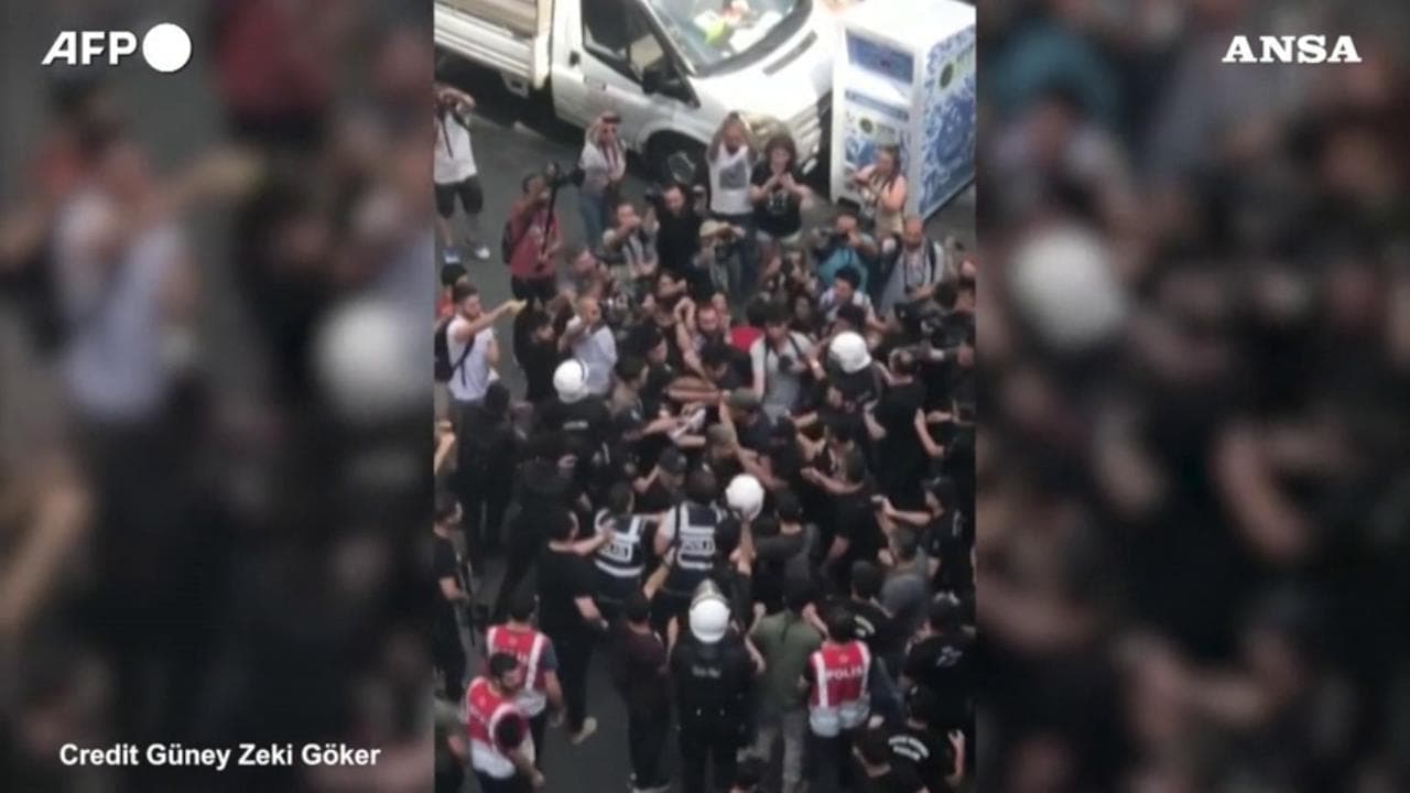 Istanbul, retate nei locali gay: la polizia carica i manifestanti e ne arresta 373