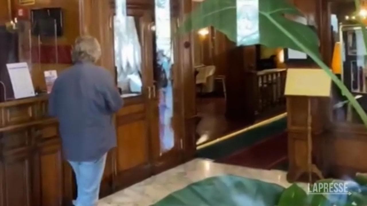 M5S, Beppe Grillo arriva all'hotel Forum di Roma e incontra Giuseppe Conte