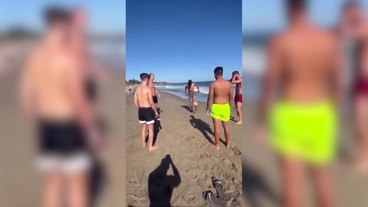 Haaland palleggia al mare con un gruppo di ragazzini: spettacolo in spiaggia a Marbella