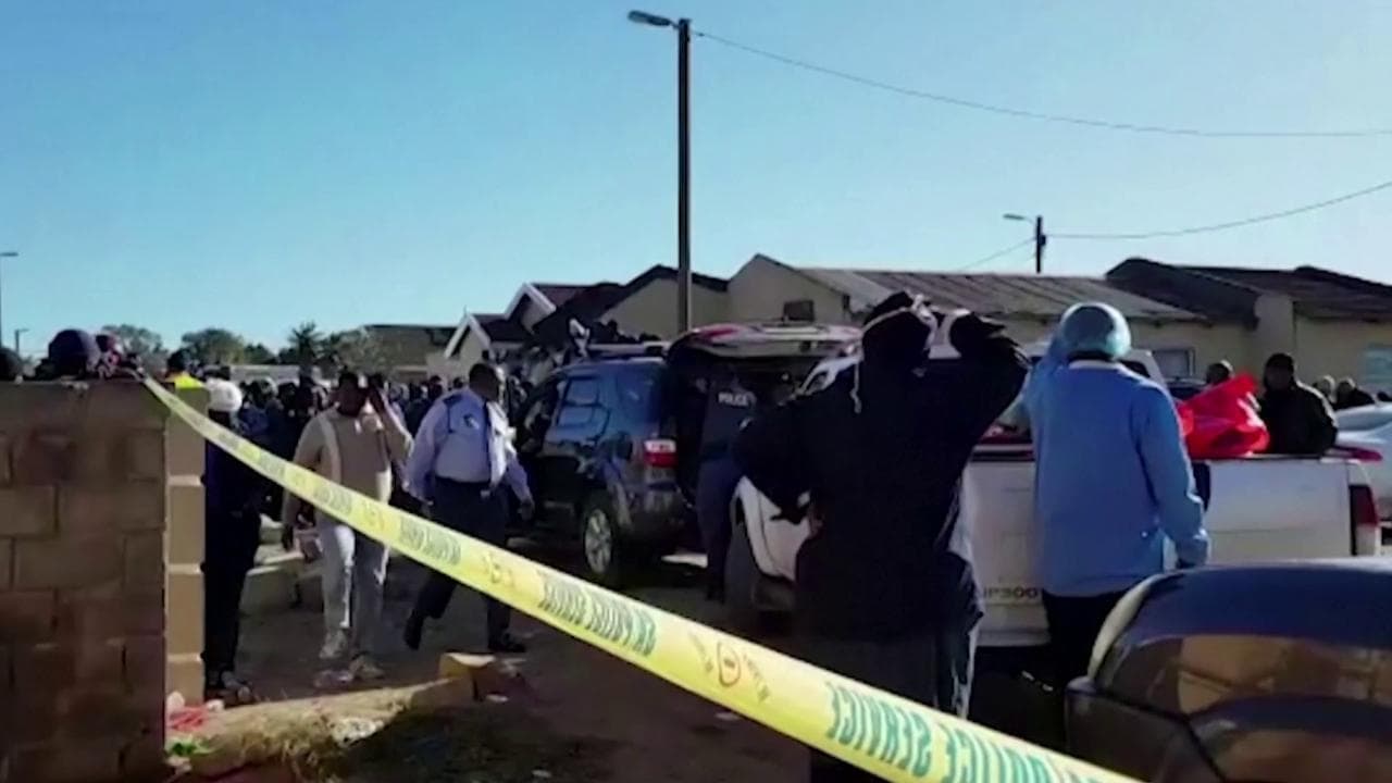 Sudafrica, 22 giovani trovati morti in un night club: la polizia sul luogo della tragedia