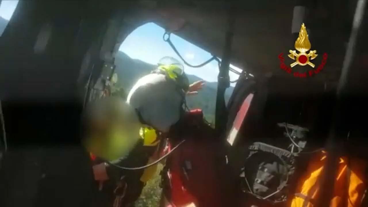 Belluno, il momento del salvataggio del bambino di nove anni scomparso durante un'escursione