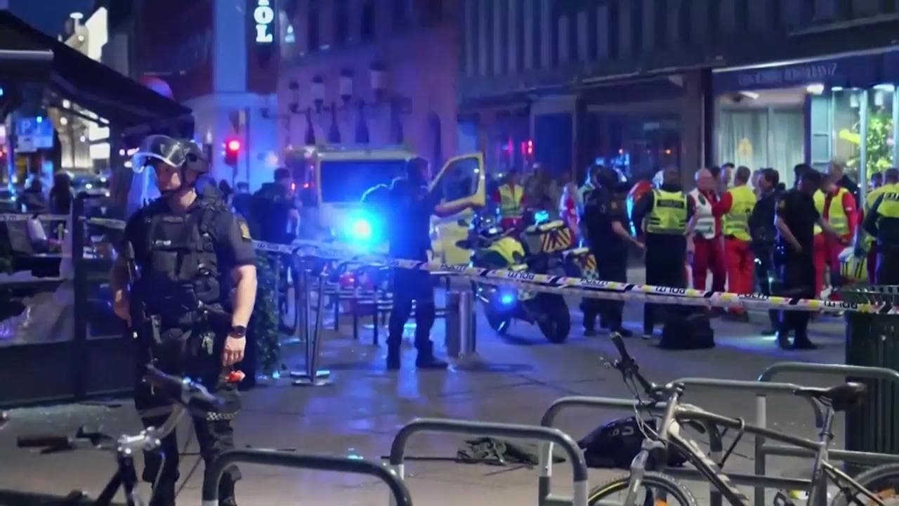 Oslo, sparatoria all’esterno di un locale gay nella notte che precede il Pride: l'arrivo della polizia