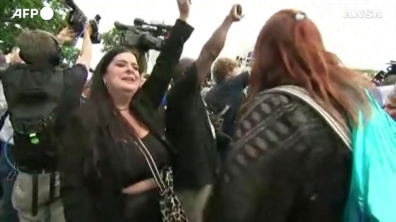 La festa degli attivisti anti aborto davanti alla Corte Suprema Usa