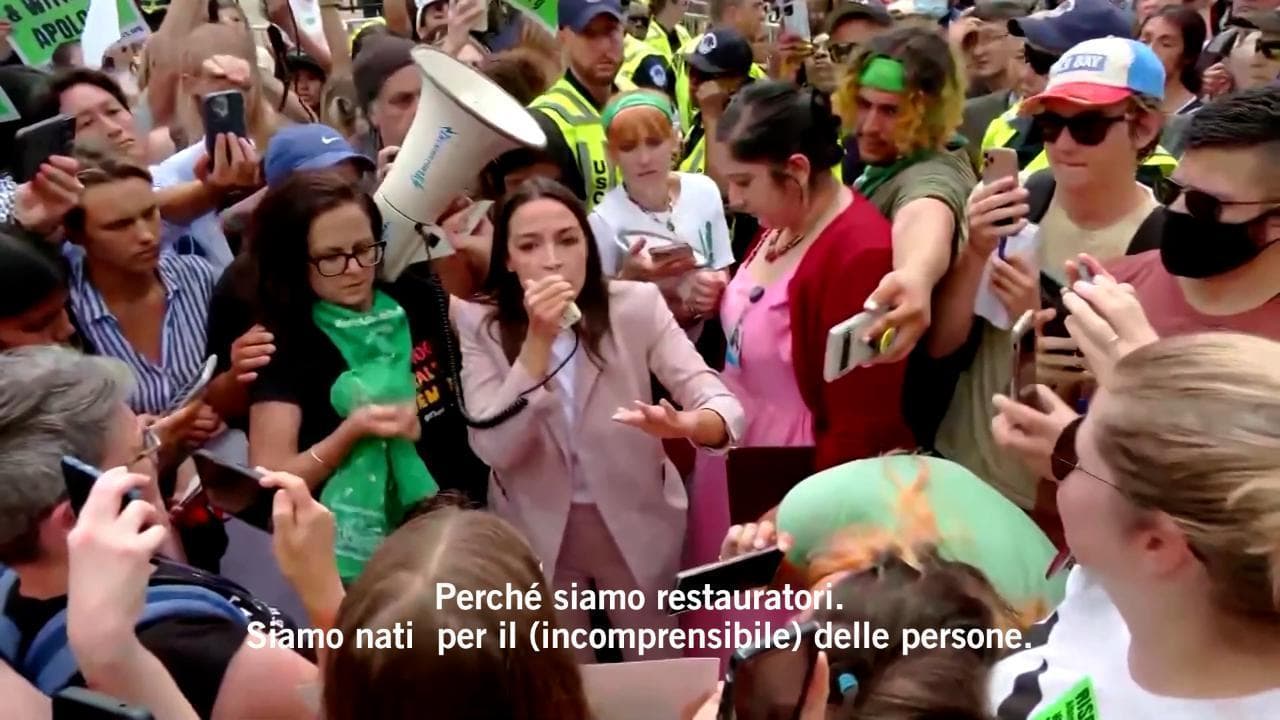 Ocasio-Cortez in piazza fra i manifestanti in favore del diritto all'aborto: "Manifestate per un futuro migliore"