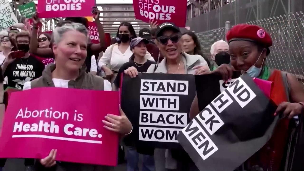 Attivisti per il diritto all'aborto marciano a New York