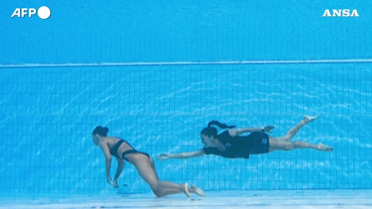 Il salvataggio della sincronetta svenuta in acqua: l'allenatrice si tuffa e la salva