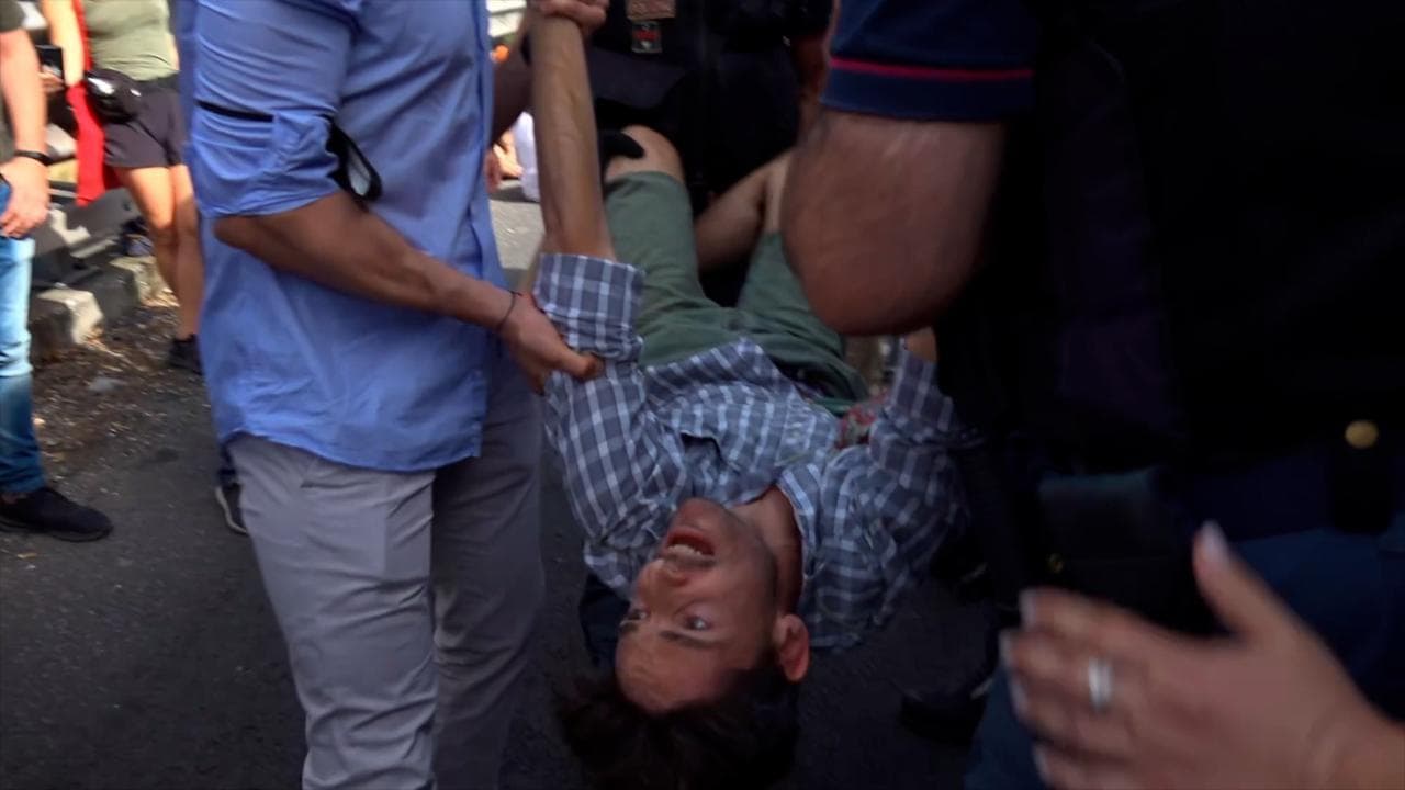 Blocco Gra, uno degli attivisti canta "I believe I can fly" mentre viene rimosso dagli agenti