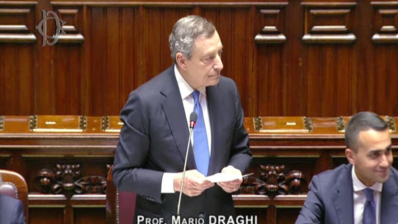 Fico interrompe Draghi per richiamare il deputato Sensi: "Non batta sul banco". Di Maio sbuffa: "Vabbè, dai"