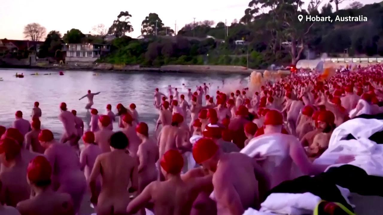 Gli australiani si tuffano nudi per il solstizio d'inverno