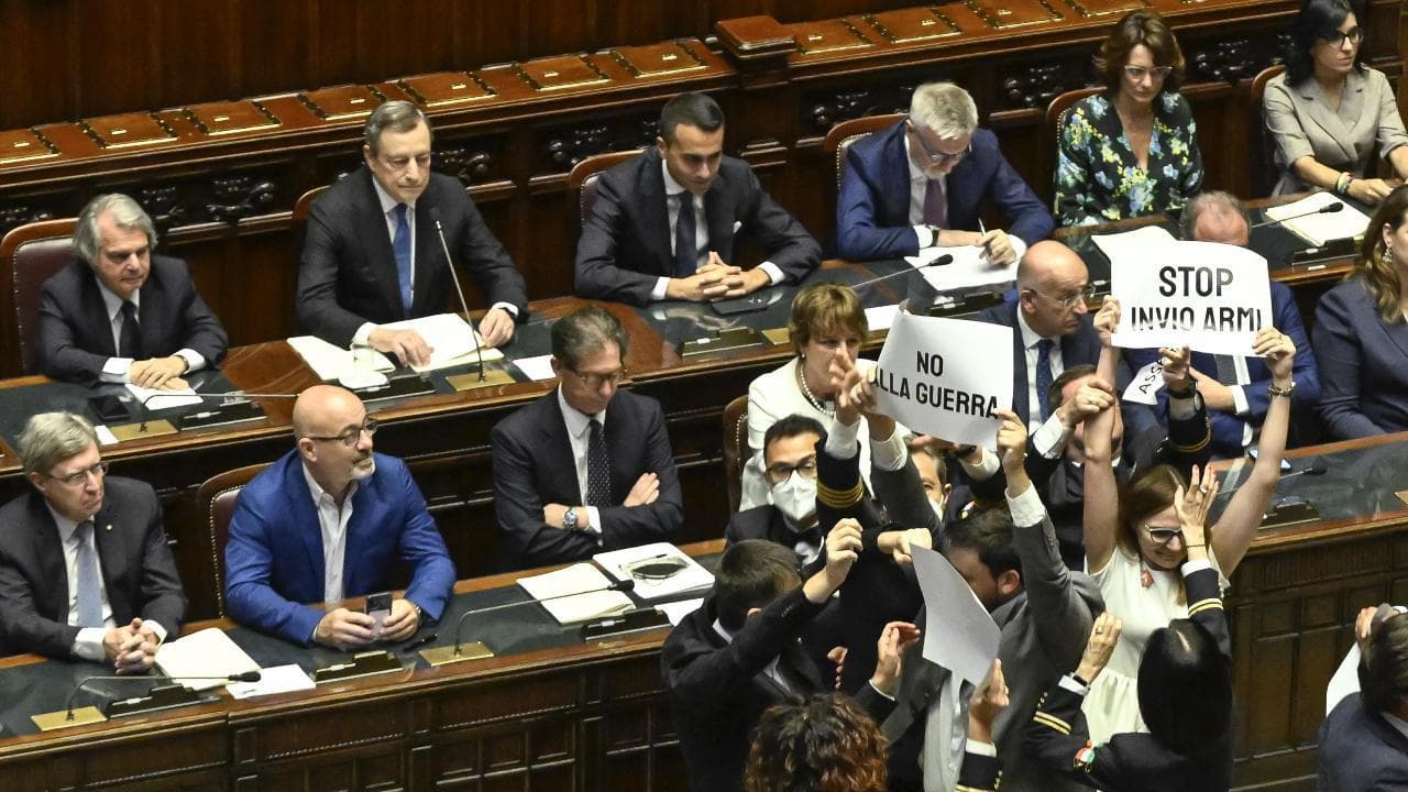 Draghi alla Camera, la protesta dei deputati di Alternativa: "Stop invio armi all'Ucraina"