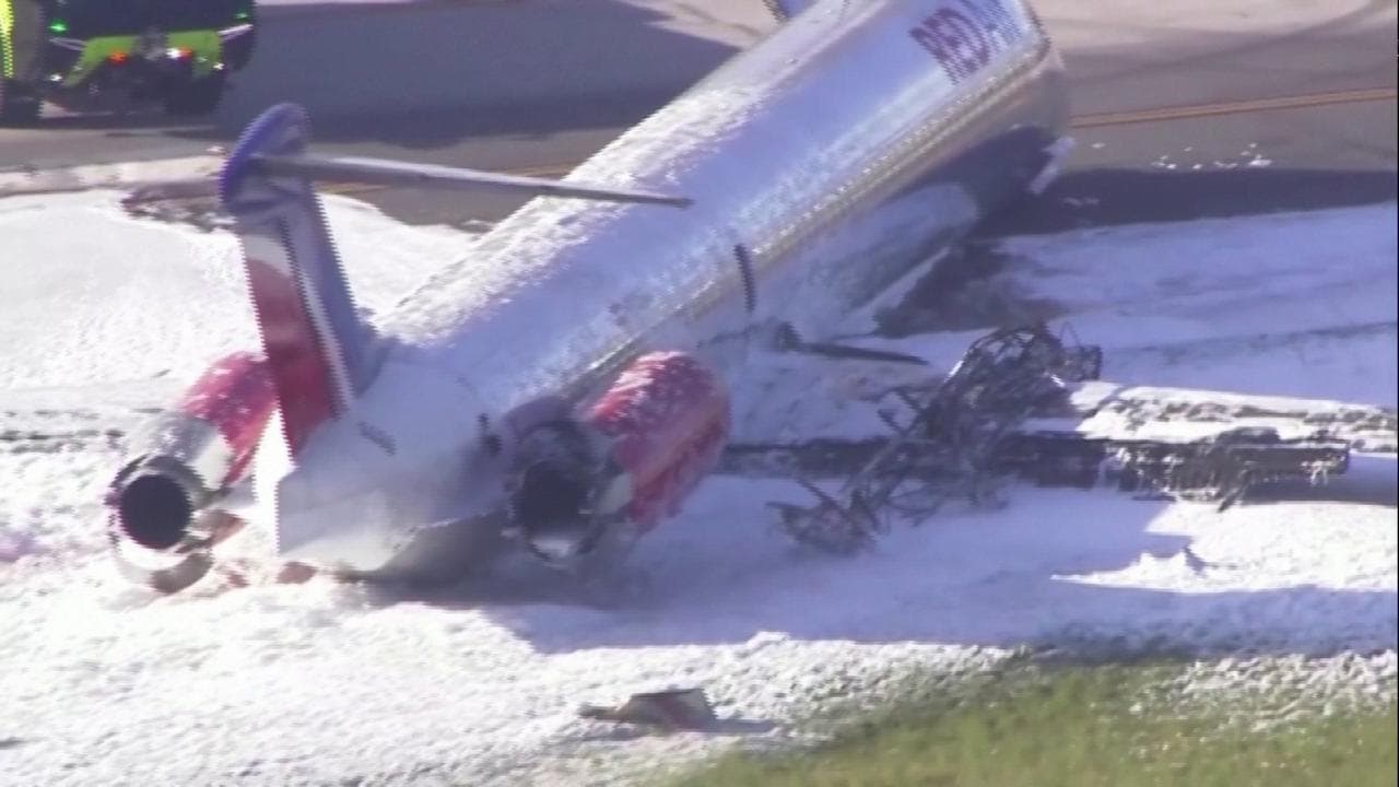 Miami, aereo prende fuoco dopo atterraggio d'emergenza: l'intervento dei vigili del fuoco