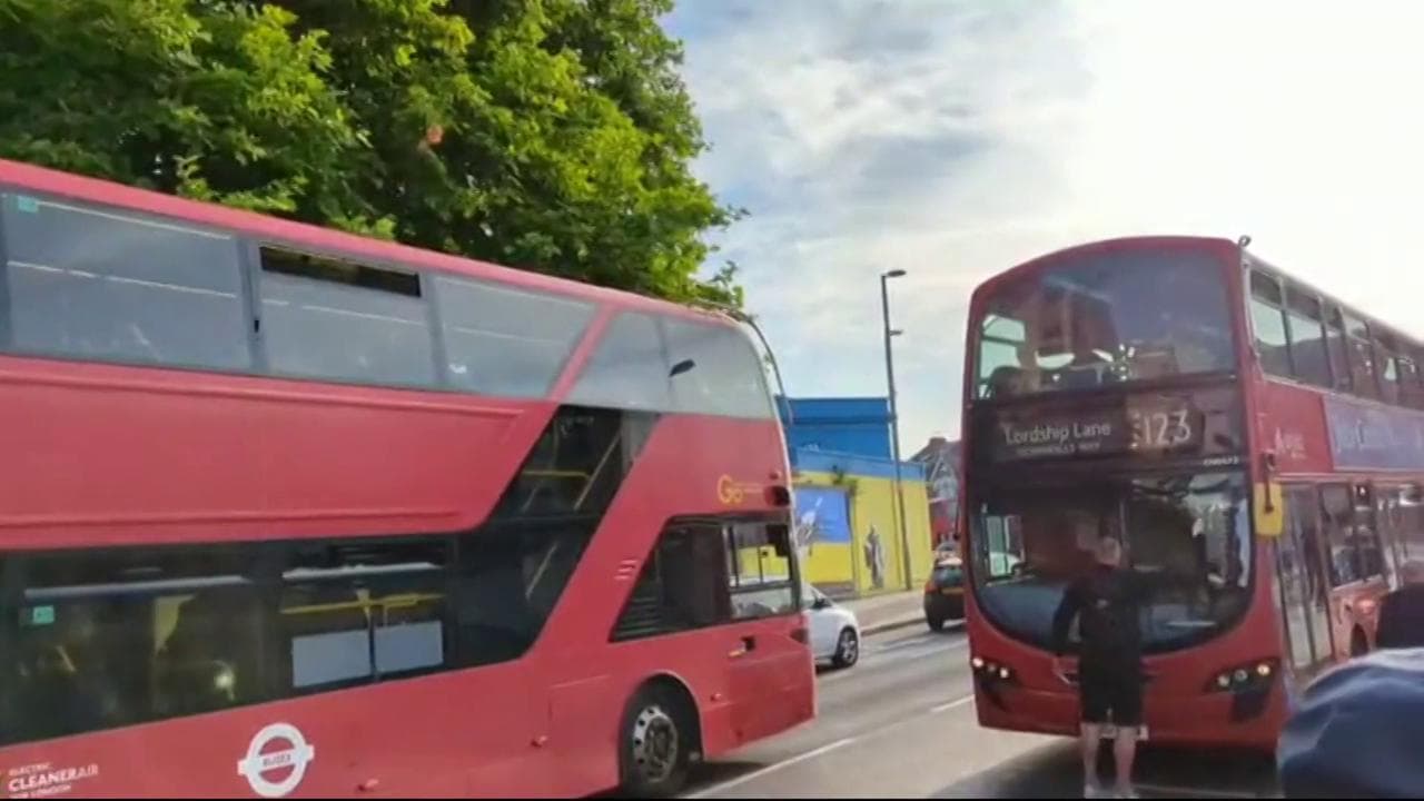 Gb, pendolari furiosi per lo sciopero dei trasporti: un uomo blocca un bus non in servizio a Londra