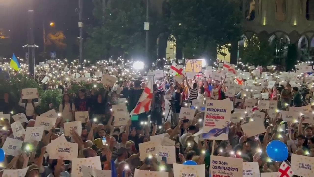 Georgia, l'imponente manifestazione pro-Europa a Tiblisi: in sessantamila cantano l'Inno alla Gioia