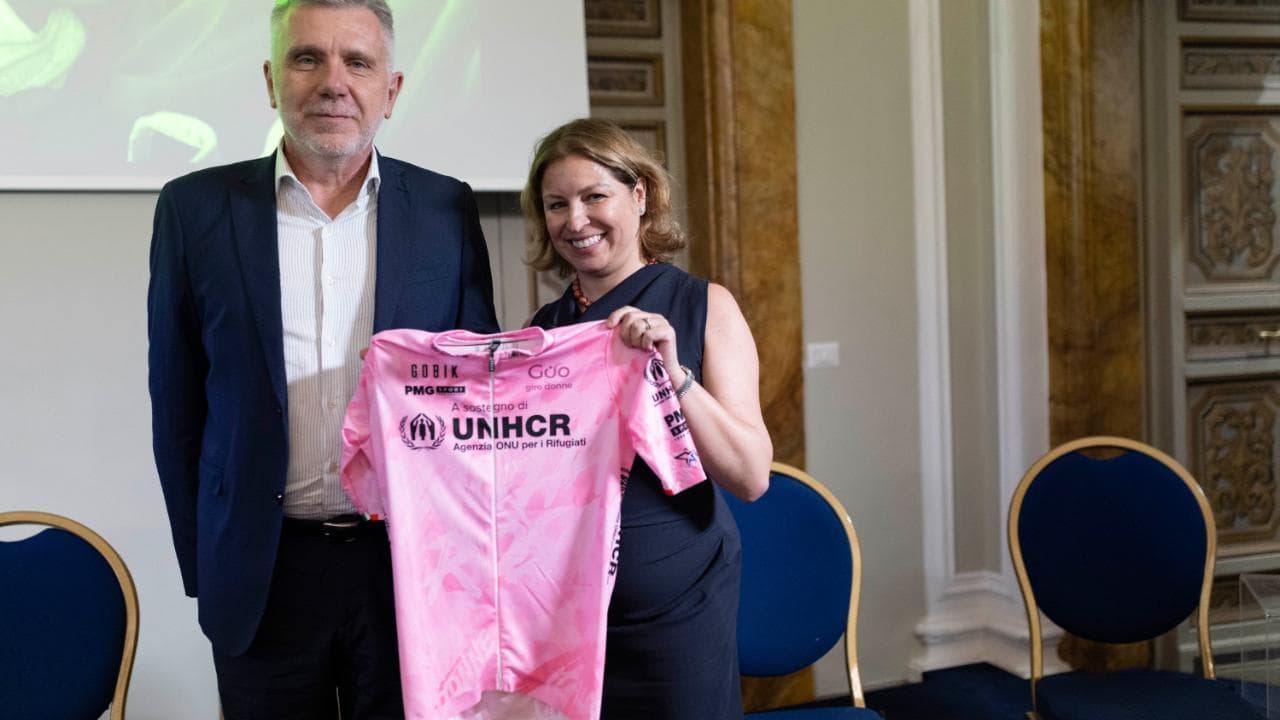 Giornata Mondiale del Rifugiato, consegnata a UNHCR la Maglia rosa 2022 del Giro donne
