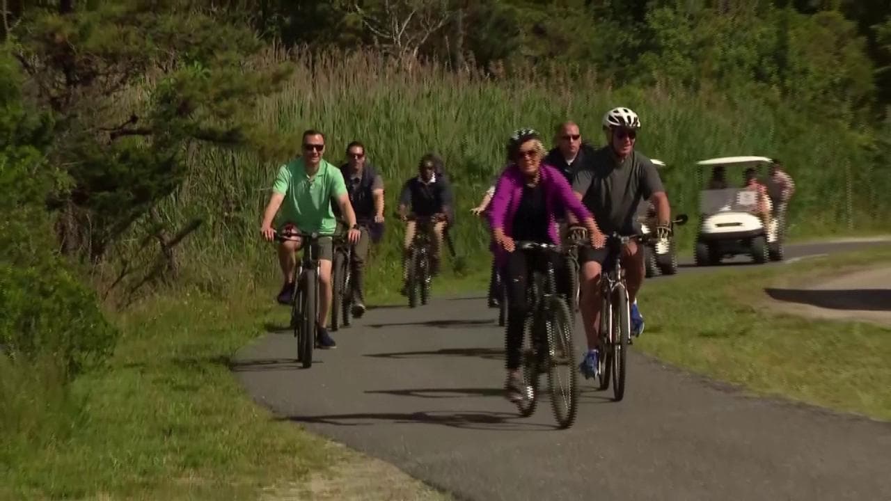 Joe Biden cade dalla bici: l'incidente del presidente Usa davanti ai fotografi