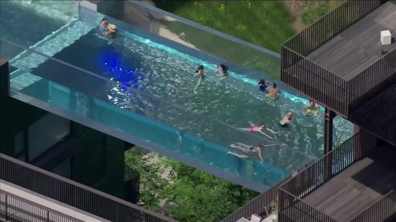 Londra, caldo record: ma c'è chi può fare un tuffo in città dentro una piscina sospesa tra due palazzi
