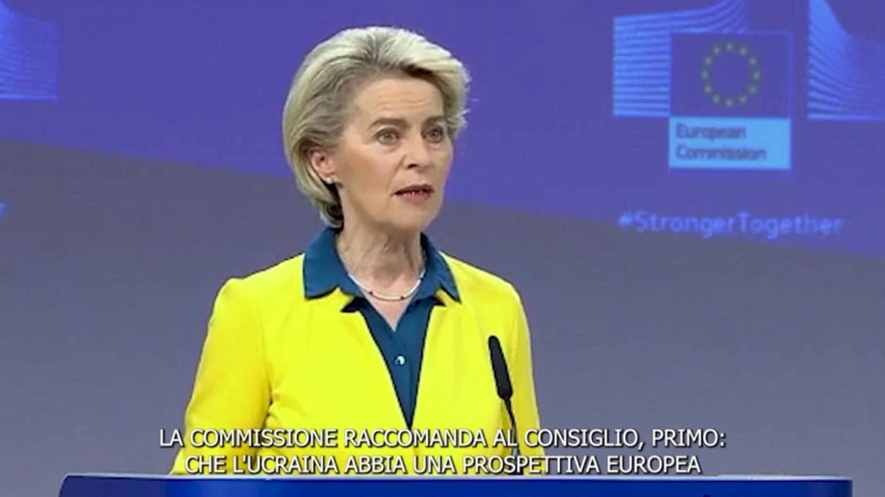 Von der Leyen: "Per l'Ucraina ok allo status di Paese candidato"