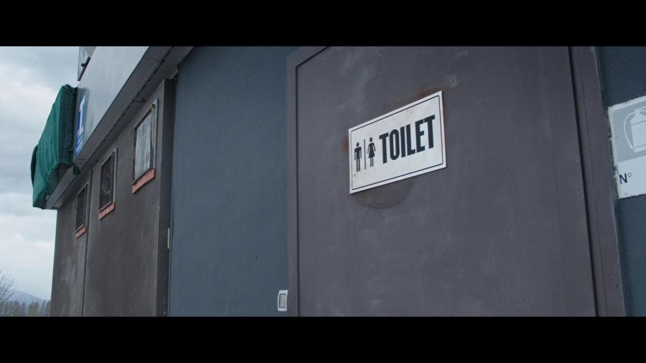 'Toilet', chiuso nel bagno di un autogrill abbandonato: arriva il film di Gabriele Pignotta - trailer