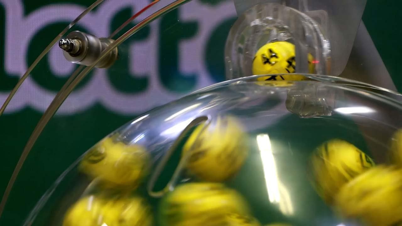 Dai guanti bianchi all'armadio blindato: ecco come funziona l'estrazione del Superenalotto