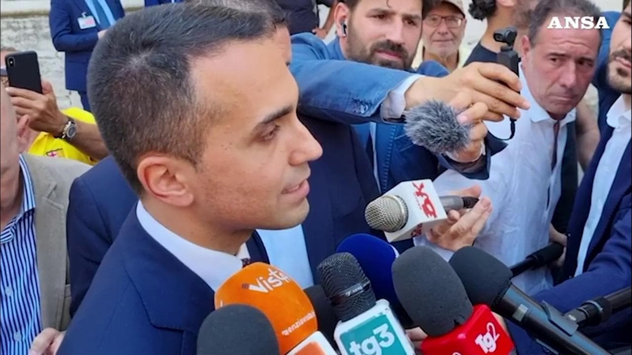 Di Maio: "Non si può stare al governo e attaccarlo". Conte: "Da lui nessuna lezione di democrazia"