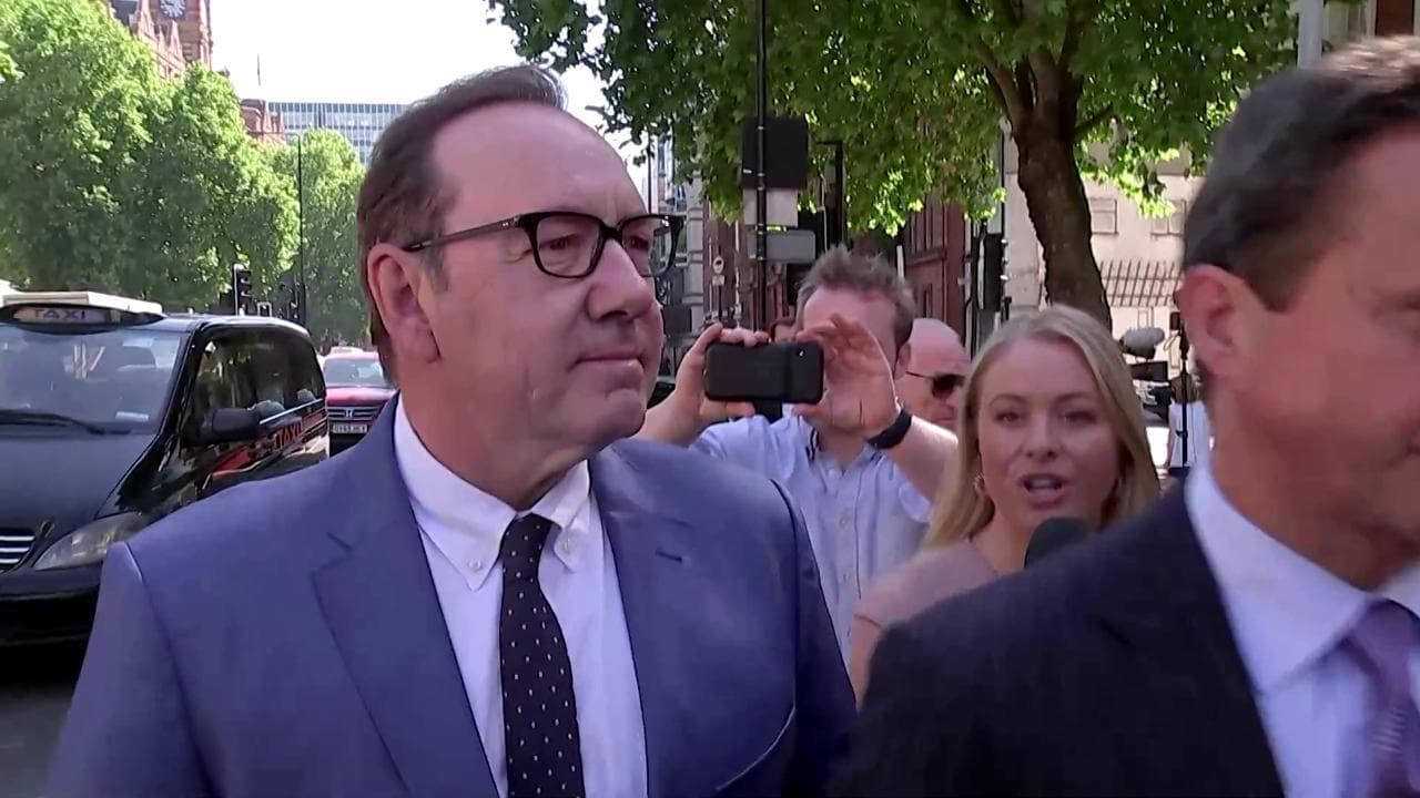#MeToo: Kevin Spacey arriva sorridente in tribunale a Londra