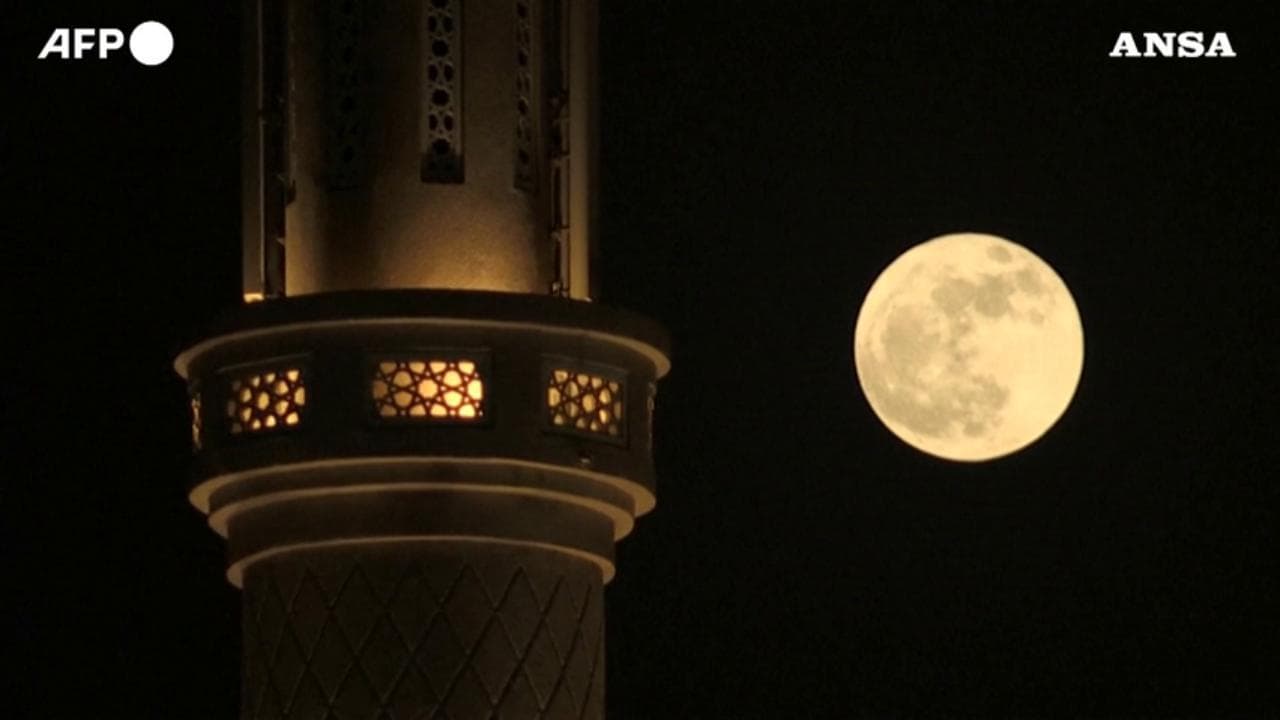 Spettacolo in cielo con la Superluna delle fragole