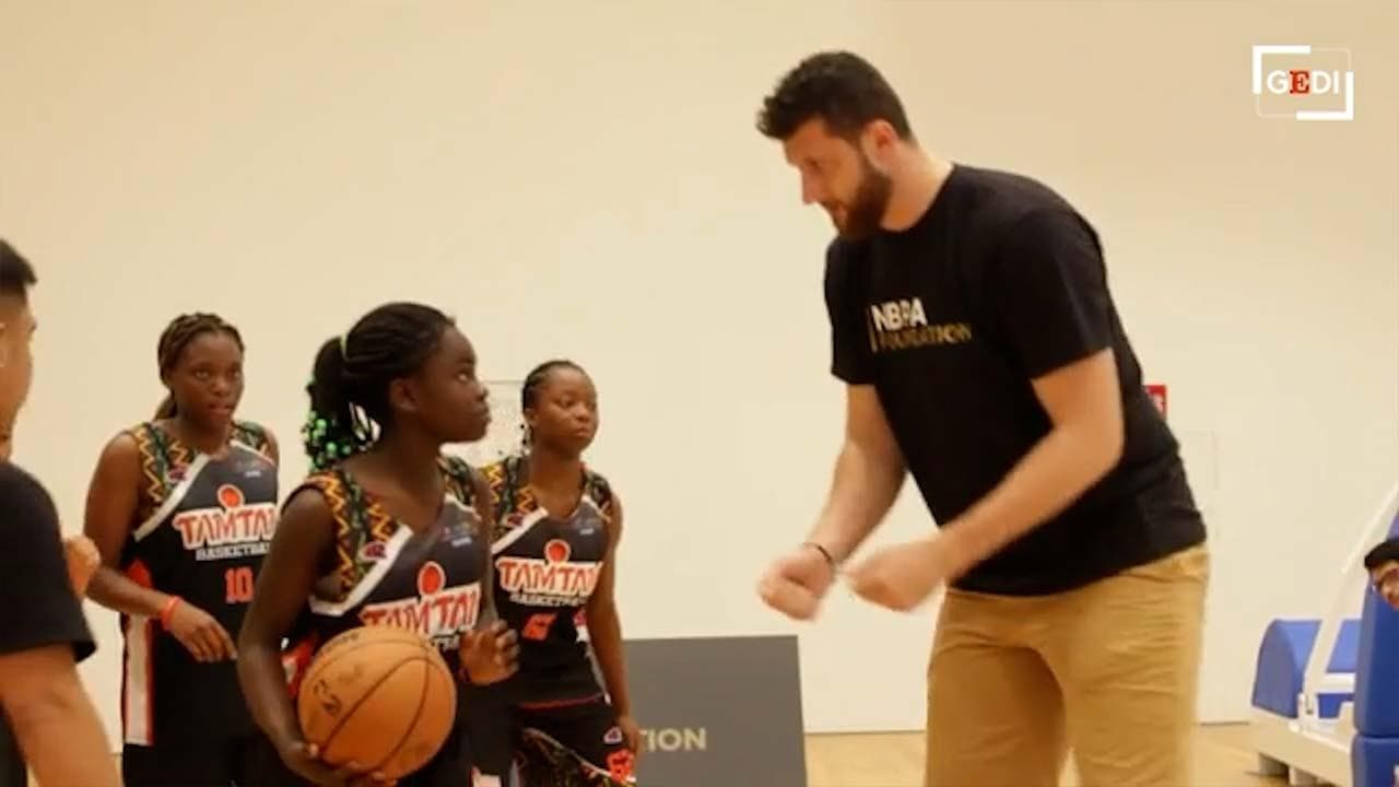 Milano, i giocatori Nba insegnano basket a figli di immigrati: "Fare sport è fare integrazione"