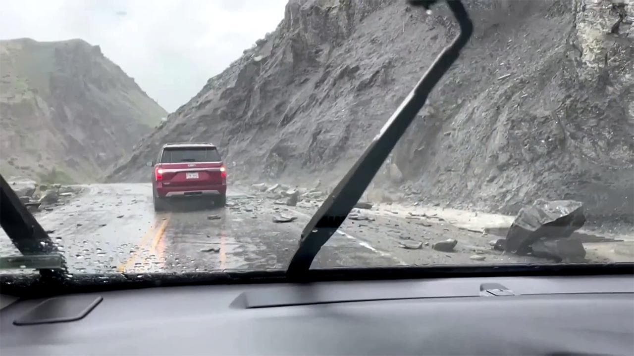 Un'auto viene investita da una frana nel parco di Yellowstone