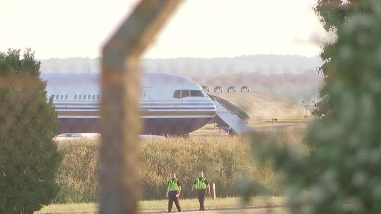 Sospeso il primo volo di migranti dal Regno Unito verso il Ruanda: l'aereo bloccato sulla pista