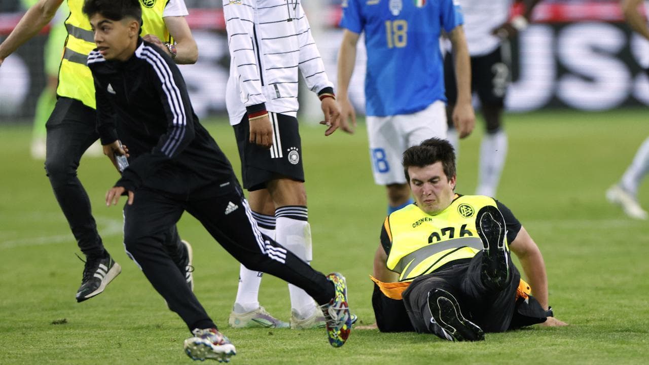 Calcio, tripla invasione di campo in Germania-Italia: gli steward cercano di fermare gli intrusi